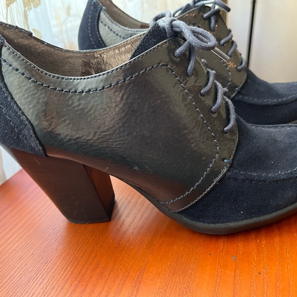 Kenneth Cole Reaction Navy "Full Of Life" Patent & Suede Heeled Oxfords - Picture 7 of 13